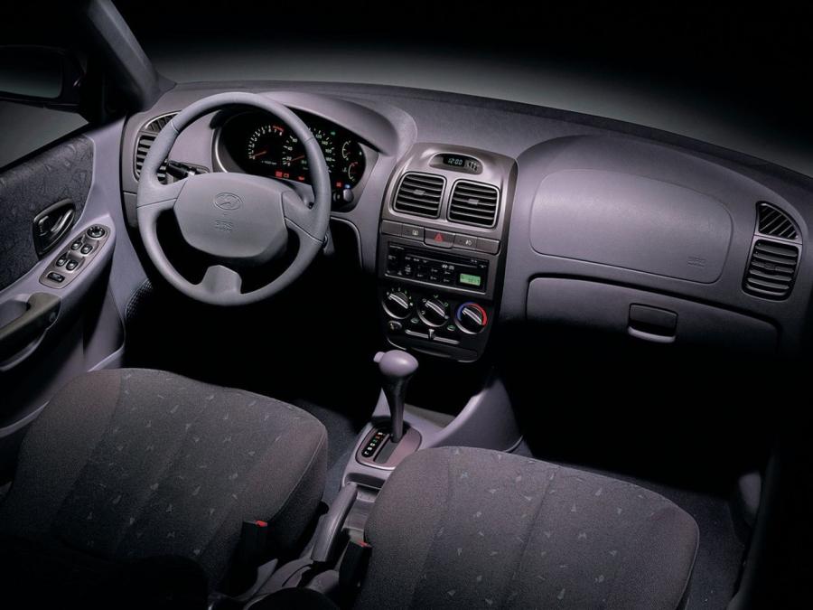  Hyundai Accent Sedan 2000 года  (фото 7 из 8)
